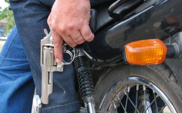 Imagem: motoqueiros armados Assaltantes fazem arrastão em restaurante de Sorriso