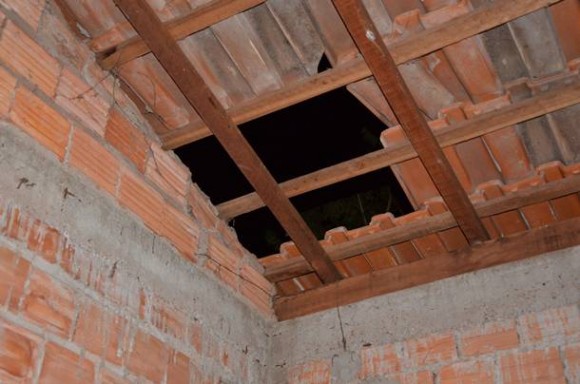 Imagem: telhado Ladrão arranca telhado de casa para furtar e é pego pela PM