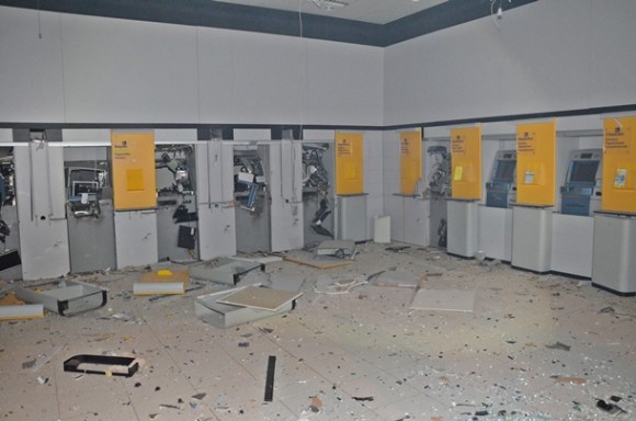 Imagem: Agencia do Banco do Barsil da Vila Operaria e arrombado 03 Bandidos explodem agência do Banco do Brasil na Vila Operária