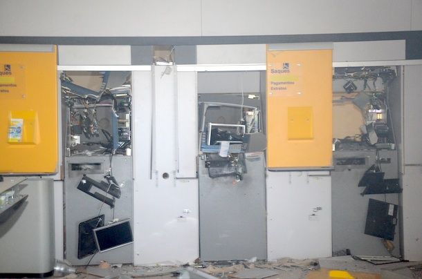 Imagem: Agencia do Banco do Brasil foi arrombada na Vila Operaria  04