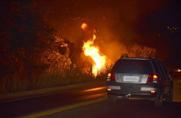 Imagem: Incêndio BR 163 Incêndio atinge vegetação próximo a rodovia