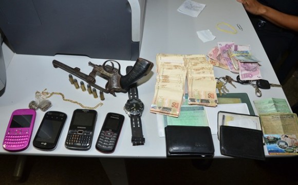 Imagem: VAR 6185 PM prende quadrilha acusada de roubar cerca de R$ 9 mil de farmácia