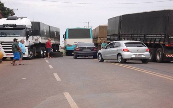 Imagem: bloqueio1 Rodovia Federal em Mato Grosso está bloqueada há quatro dias