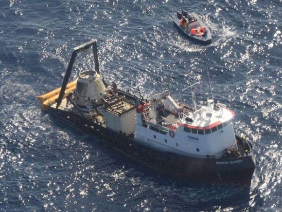 Imagem: BARCO Cápsula espacial Dragon pousa no Pacífico e é resgatada por navio
