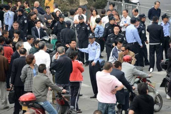 Imagem: CHINESES Chineses protestam apesar da suspensão de projeto de refinaria