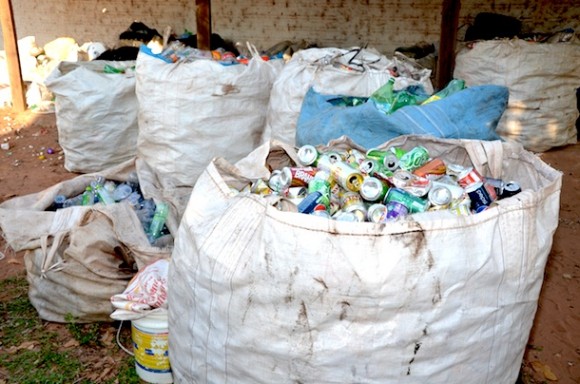 Imagem: Separando material reciclavel 02 Escola de Rondonópolis recolhe cerca de 40 mil embalagens para reciclagem
