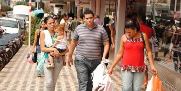 Imagem: família no centro fazendo compras Lojas de Rondonópolis ficam abertas para o Dia das Crianças