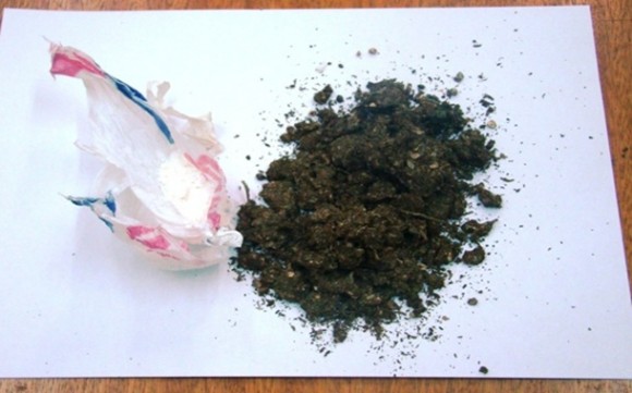 Foi encontrada uma pedra grande de pasta base de cocaína e uma porção de erva aparentando ser maconha-Foto:Arquivo/AGORA MT