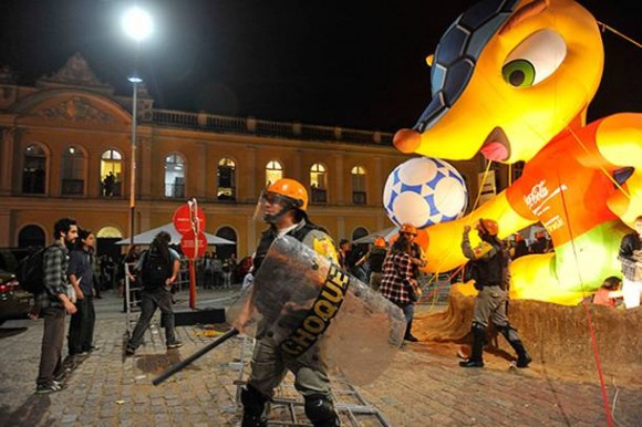 Imagem: mascote Protesto no RS termina em ataque a mascote da Copa e confronto com a PM