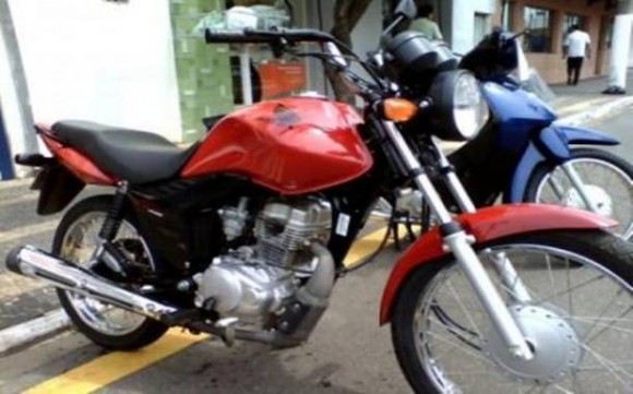 Imagem: moto PM prende cinco e recupera moto roubada na madrugada de hoje