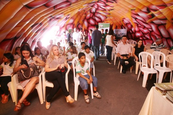 Imagem: pulmao artificial Projeto realizado dentro de 'pulmão inflável' é lançado em Cuiabá