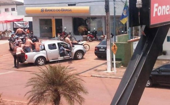 Imagem: reféns Quadrilha que assaltou banco na manhã de hoje libera 15 reféns