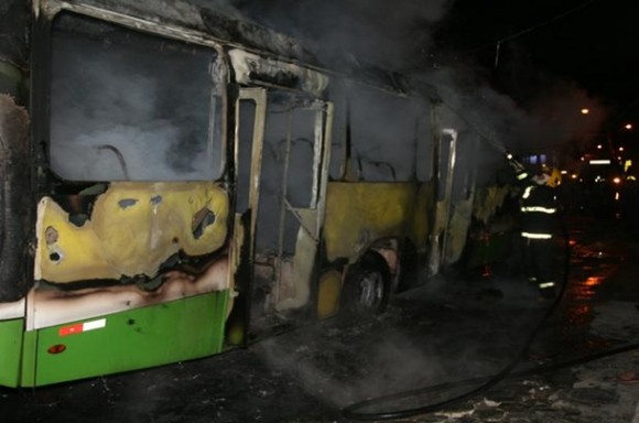 Imagem: Desde segunda feira 19 ônibus foram incendiados Sobe para 31 o número de presos por ataques em Santa Catarina