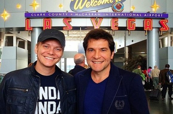 Imagem: Michel Teló e Daniel Michel Teló e Daniel se encontram em voo para Las Vegas