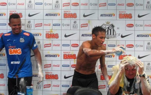 Imagem: OVO Neymar comanda santistas em ovada por aniversário de Muricy Ramalho