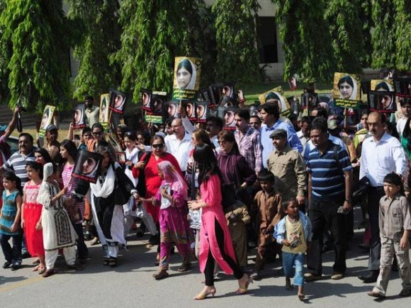 Imagem: PASSEATA Passeata no Paquistão marca dia em homenagem à jovem ativista baleada