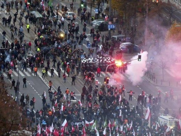 Imagem: PROTESTO Polícia e nacionalistas se enfrentam na Polônia