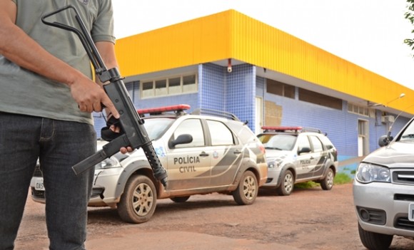 Imagem: Policial Armado em frente o Cisc Possível atentado do PCC muda a rotina da polícia de Rondonópolis