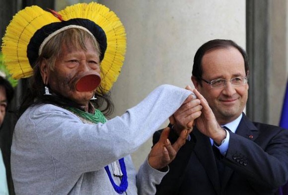 Imagem: RAONI Presidente francês recebe o líder indígena brasileiro Raoni