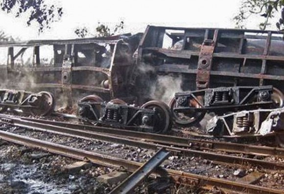 Imagem: acidente Fogo em trem descarrilado mata 25 que recolhiam gasolina em Mianmar
