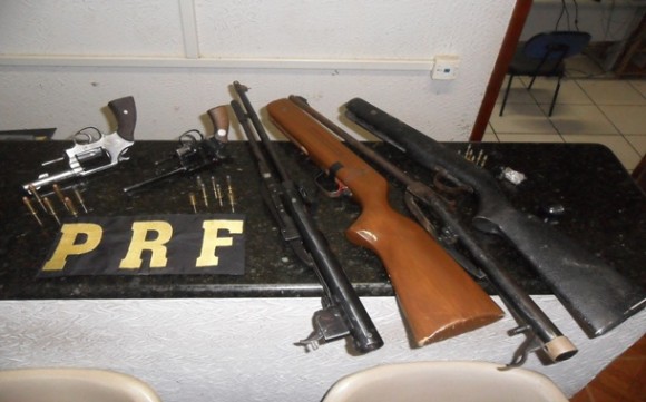 Imagem: armas Homens são presos com armas e munições na BR-364