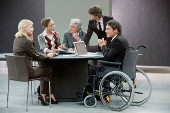 Imagem: cadeirantes Mercado precisa absorver mão de obra de pessoas com deficiência