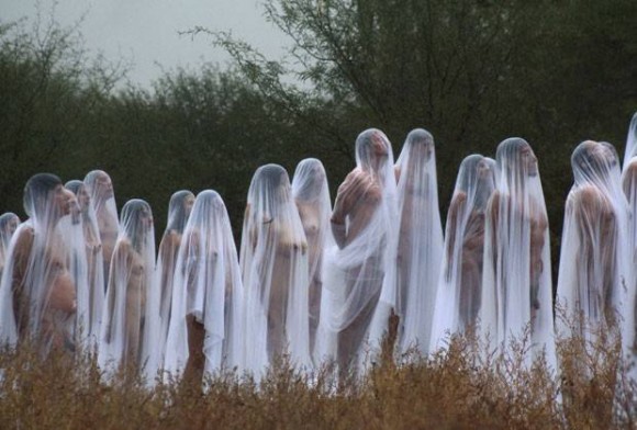 Imagem: mortos Mexicanos posam nus durante festival do Dia dos Mortos