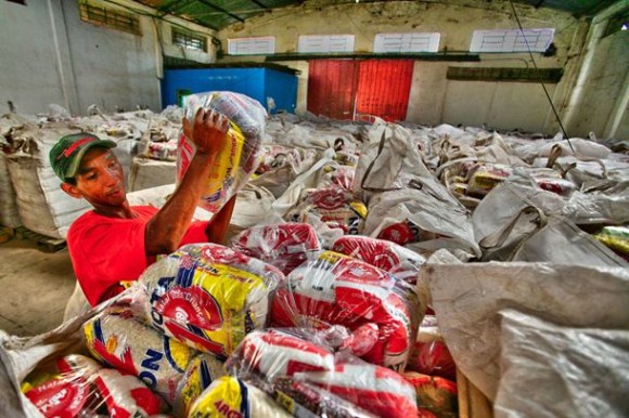 Imagem: natal solidario Mais de 230 mil kg de alimentos já foram doados para o Natal da Família 2012