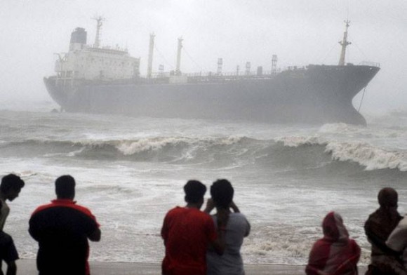 Imagem: navio Ciclone causa oito mortes e deixa desaparecidos na Índia