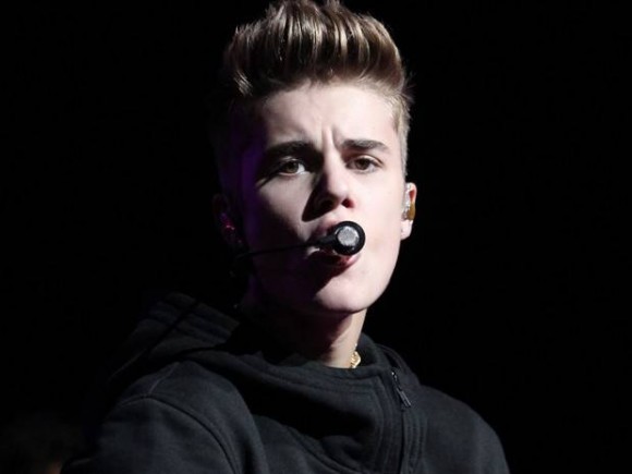 Justin Bieber faz show no Nokia Theatre, em Los Angeles (Foto: Christopher Polk/AFP)