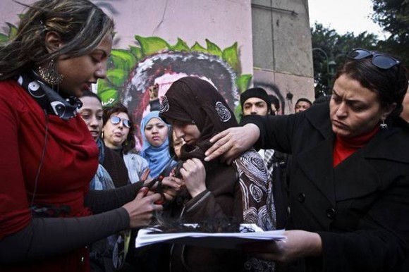 Imagem: CABELO1 Em meio a protestos, presidente dá sanção à nova Constituição do Egito