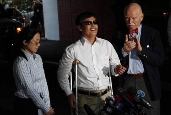 Imagem: CEGO Dissidente cego pede que novo líder chinês siga reformas de Mianmar