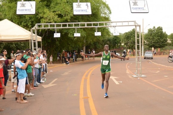Imagem: Corrida de Rondon chegada masculino 1ª edição da corrida 'Acir Rondon' atrai 500 atletas de todo país