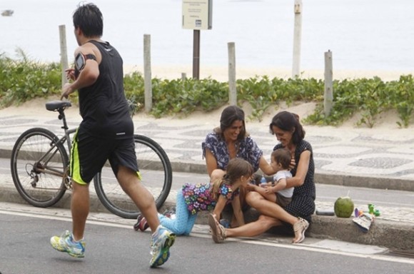 Imagem: Cynthia Howlett assiste a corrida com os filhos Famosos participam de corrida no Rio de Janeiro