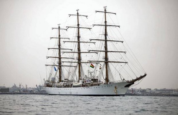 Imagem: FRAGATA Fragata argentina retida por calote da dívida deixa porto de Gana