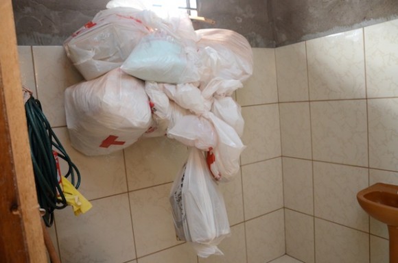 Imagem: Lixo hospitalar no banheiro 02 Lixo Hospitalar de PSF não é coletado há mais de oito meses