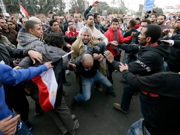 Imagem: PROTESTOS Tanques cercam palácio no Cairo após confrontos com 5 mortos