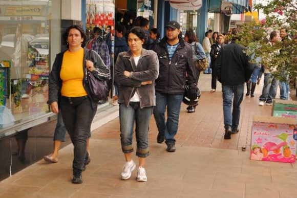 Imagem: Pessoas no centro com agasalhos frio Governo reduz tributos do comércio varejista