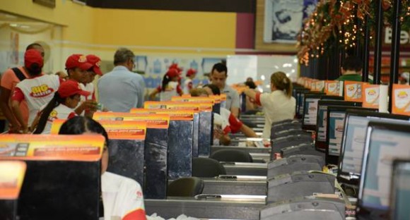 Imagem: Supermercado pessoas caixa Supermercados de Rondonópolis lotados a uma semana do Natal