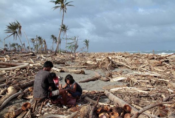 Imagem: TEMPESTADAE Tempestade tropical deixa 20 mortos nas Filipinas