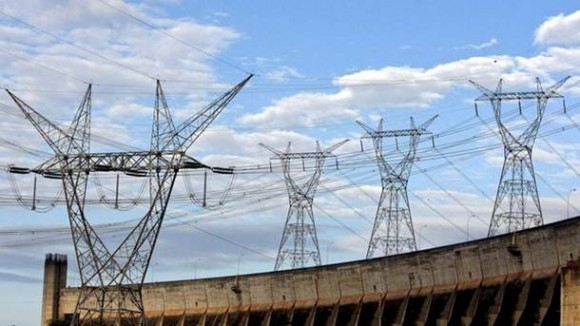 Imagem: TORRE DE ENERGIA Com baixa nos reservatórios, quase 25% da energia consumida no país vêm de termelétricas