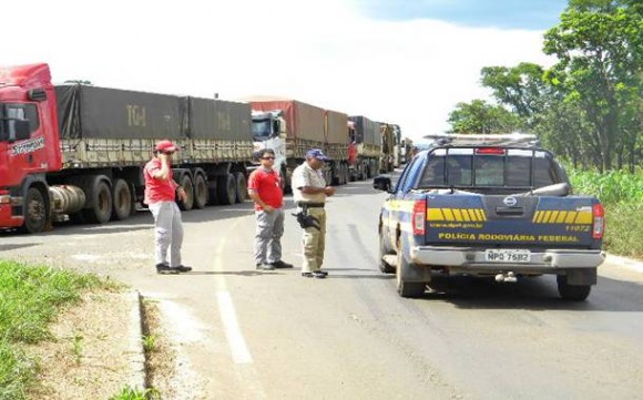 Imagem: caminhão na br 364 Trecho da BR-364 registra congestionamento de 45 km