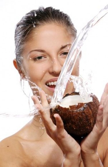 Imagem: água de côco Receitas caseiras com água de coco hidratam a pele; aprenda
