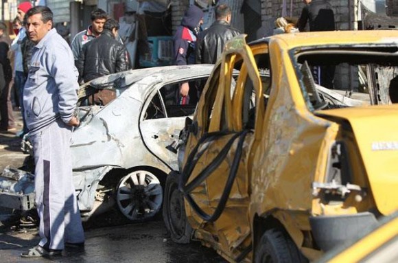 Carros destruídos em ataque a bomba no bairro xiita de Huriye, em Bagdá, nesta quinta-feira (10) (Foto: AFP)