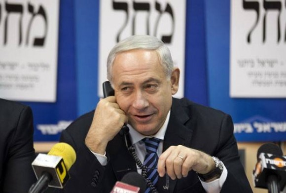 Netanyahu fala com potenciais eleitores nesta quinta-feira (17) (Foto: AFP)