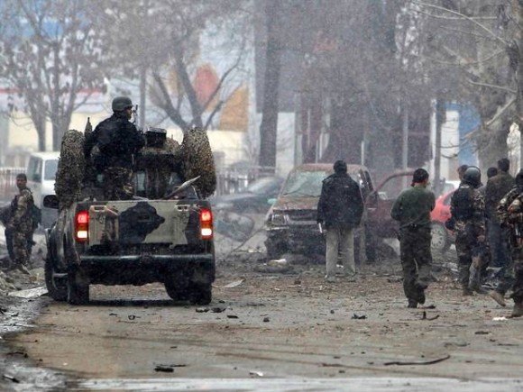 Carro-bomba explode em frente aos portões da agência de inteligência afegã na quarta-feira (16) (Foto: REUTERS/Omar Sobhani