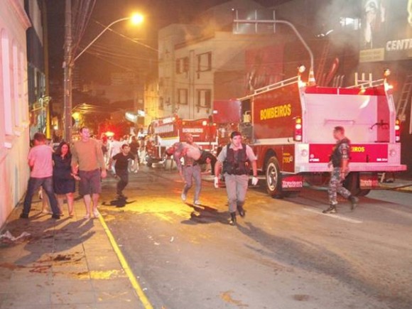 Incêndio deixa mortos em boate de Santa Maria (Foto: Germano Roratto/Agência RBS)