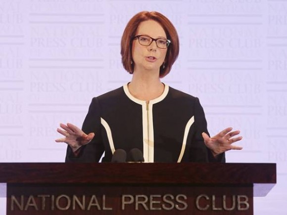 Primeira-ministra da Austrália, Julia Gillard, faz anúncio das eleições durante coletiva em Camberra (Foto: Reuters)