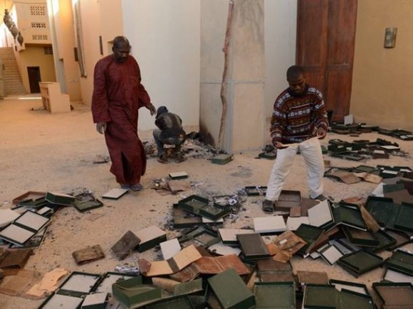 Homens recuperaram manuscritos antigos queimados no Centro de Documentação e Pesquisa em Timbuktu (Foto: AFP PHOTO / ERIC FEFERBERG )