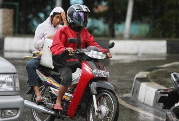 Imagem: MOTO1 Ativistas rejeitam regras para mulheres em motos na Indonésia